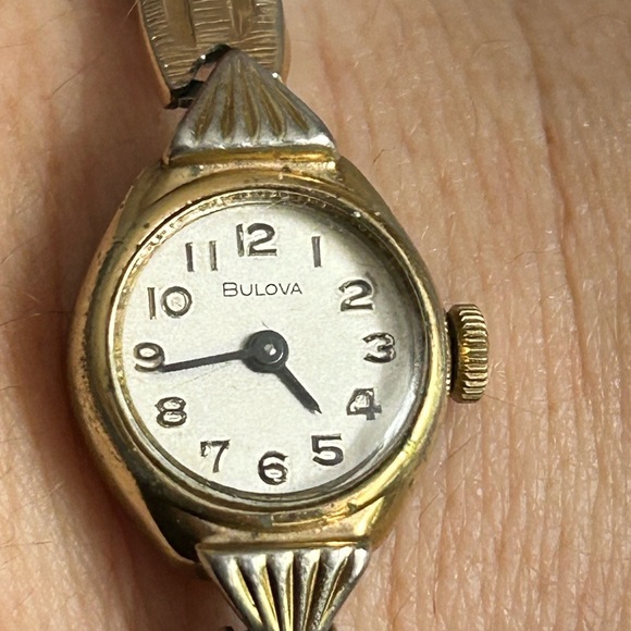 Vintage MECHANICAL Bulova Women's Gold and Silver Watch 🙋‍♀️ - Picture 1 of 8